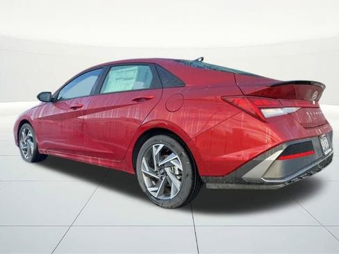 New 2025 Hyundai Elantra SEL image 3