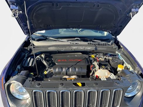 Used 2018 Jeep Renegade Latitude FWD image 24