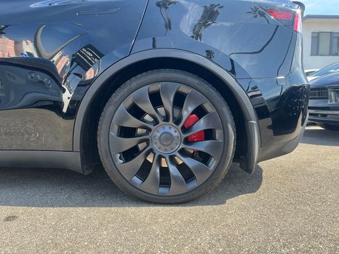 Used 2023 Tesla Model Y Performance image 12