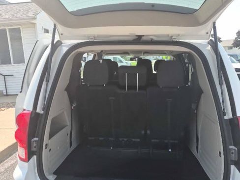 Used 2019 Dodge Grand Caravan SE FWD image 6