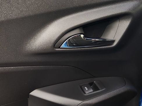 Used 2025 Chevrolet Trax RS w/ Sunroof Package FWD image 17