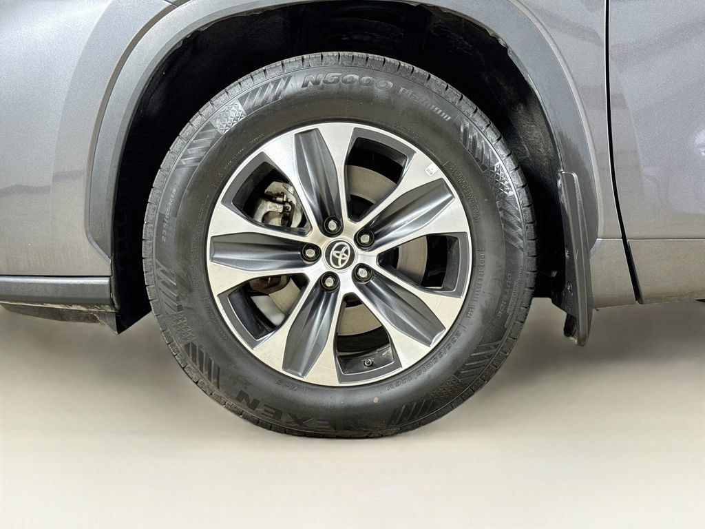 Used 2025 Toyota Highlander XLE AWD/4WD image 26