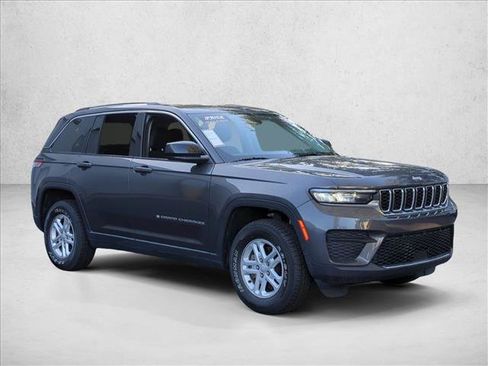 Used 2023 Jeep Grand Cherokee Laredo RWD image 3