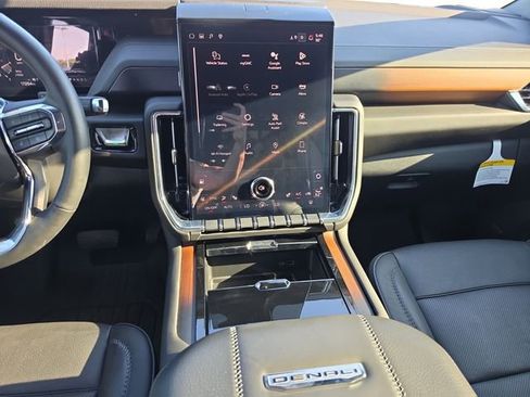 Used 2025 GMC Yukon Denali AWD/4WD image 11