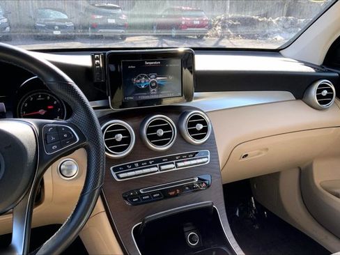 Used 2019 Mercedes-Benz GLC 300 4MATIC image 5
