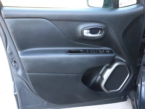 Used 2023 Jeep Renegade Latitude image 14