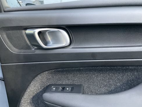 Used 2025 Volvo XC40 B5 Plus image 18