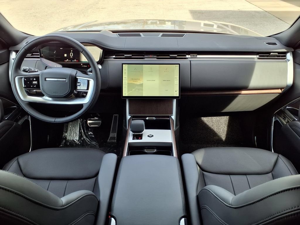 New 2026 Land Rover Range Rover Long Wheelbase SE AWD/4WD image 9