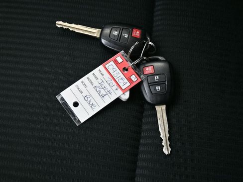 Used 2017 Toyota RAV4 LE w/ Carpet Mat Package image 27