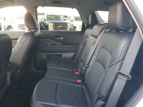Used 2025 Nissan Pathfinder SL image 14