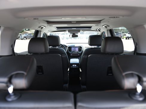 Used 2022 GMC Acadia AT4 w/ Technology Package AWD/4WD image 9