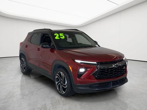Used 2025 Chevrolet TrailBlazer RS w/ Convenience Package AWD/4WD image 3