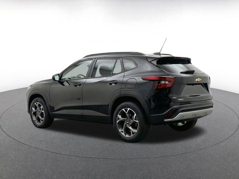 Used 2025 Chevrolet Trax LT FWD image 7