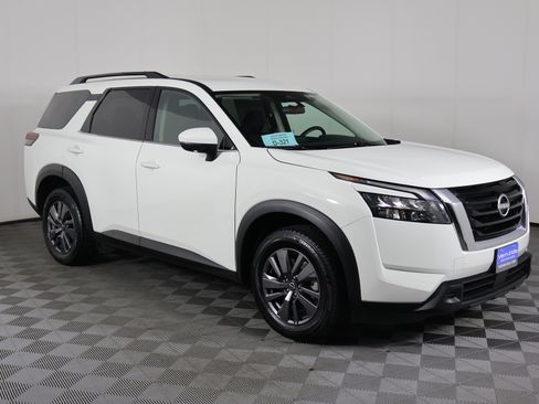 Used 2025 Nissan Pathfinder SV image 4