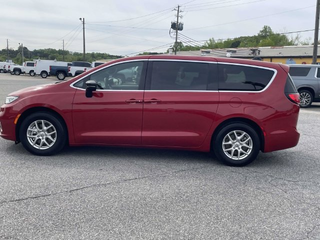 Used 2025 Chrysler Pacifica Select FWD image 7