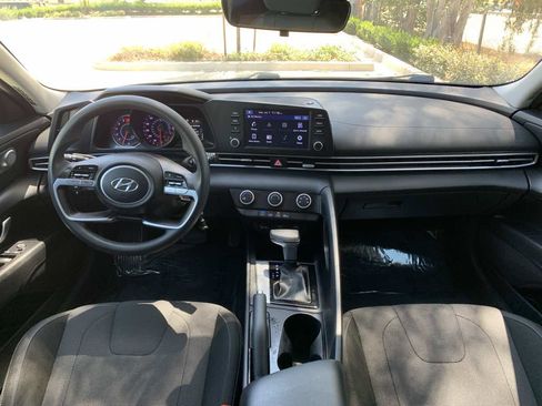 Used 2021 Hyundai Elantra SE image 24