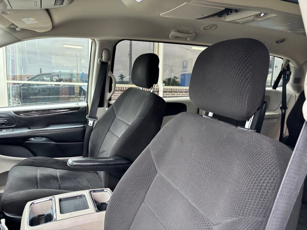 Used 2013 Chrysler Town & Country Touring FWD image 10