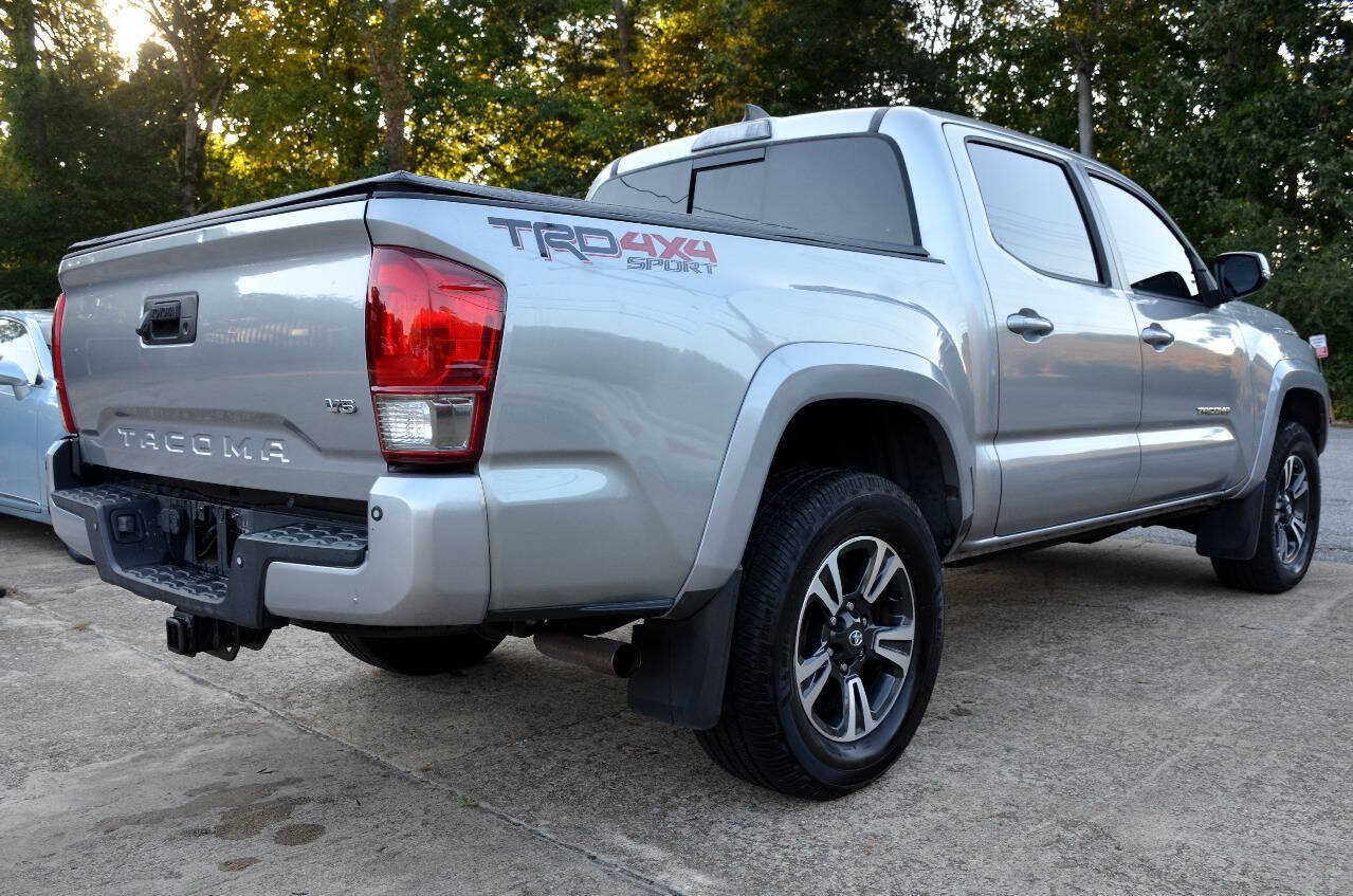 Used 2017 Toyota Tacoma TRD Sport AWD/4WD image 6