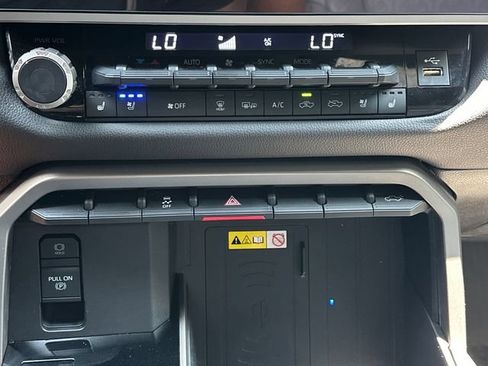 Used 2025 Toyota Tundra Limited AWD/4WD image 26