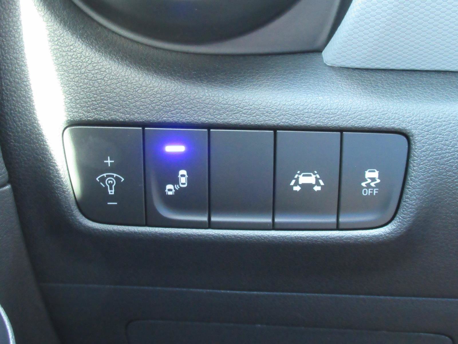 Used 2020 Hyundai Kona Limited FWD image 25