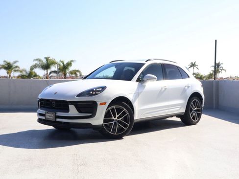 Certified 2024 Porsche Macan AWD/4WD image 1