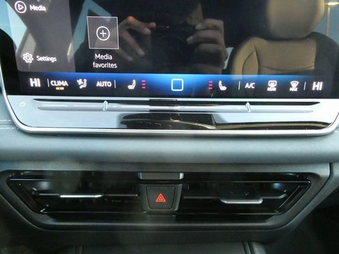 New 2026 Volkswagen Tiguan SE R-Line AWD/4WD image 10