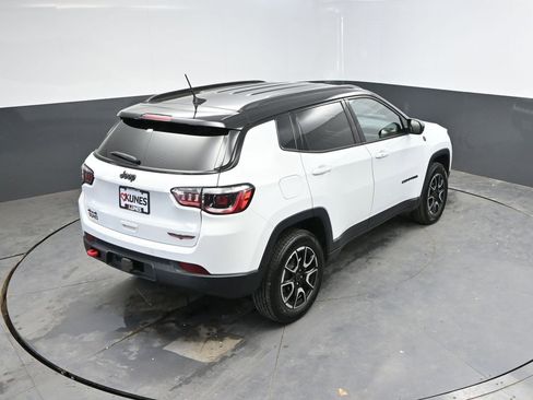 Used 2025 Jeep Compass Trailhawk w/ Trailer Tow Group AWD/4WD image 31