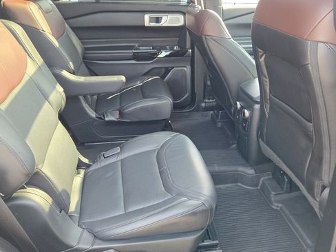 Used 2023 Ford Explorer Platinum w/ Technology Package AWD/4WD image 16