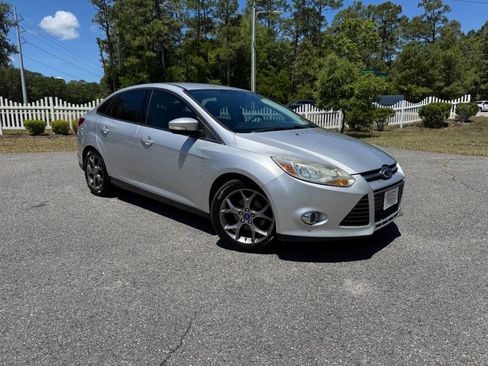 Used 2014 Ford Focus SE w/ Equipment Group 201A FWD image 8