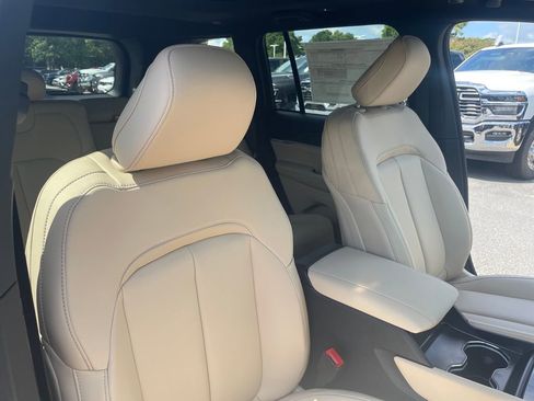 New 2025 Jeep Grand Cherokee Limited w/ Black Appearance Package image 13