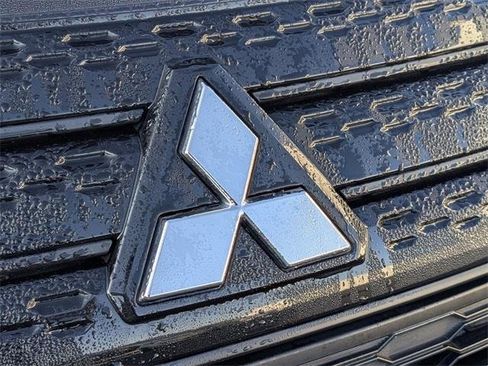 Used 2023 Mitsubishi Outlander SE Black Edition image 13