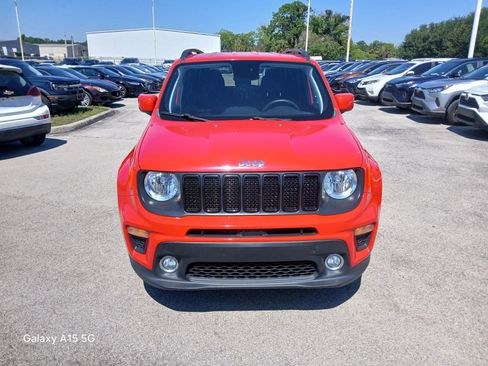 Used 2019 Jeep Renegade Latitude FWD image 3