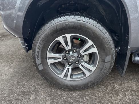 Used 2019 Toyota Tacoma TRD Sport image 12