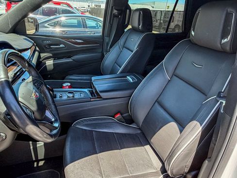 Used 2024 Cadillac Escalade Premium Luxury AWD/4WD image 7