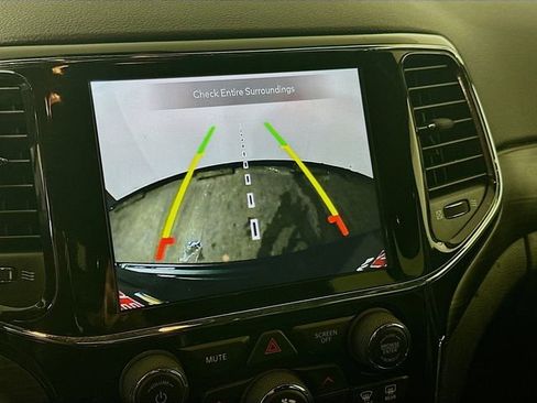 Used 2021 Jeep Grand Cherokee Laredo X image 15