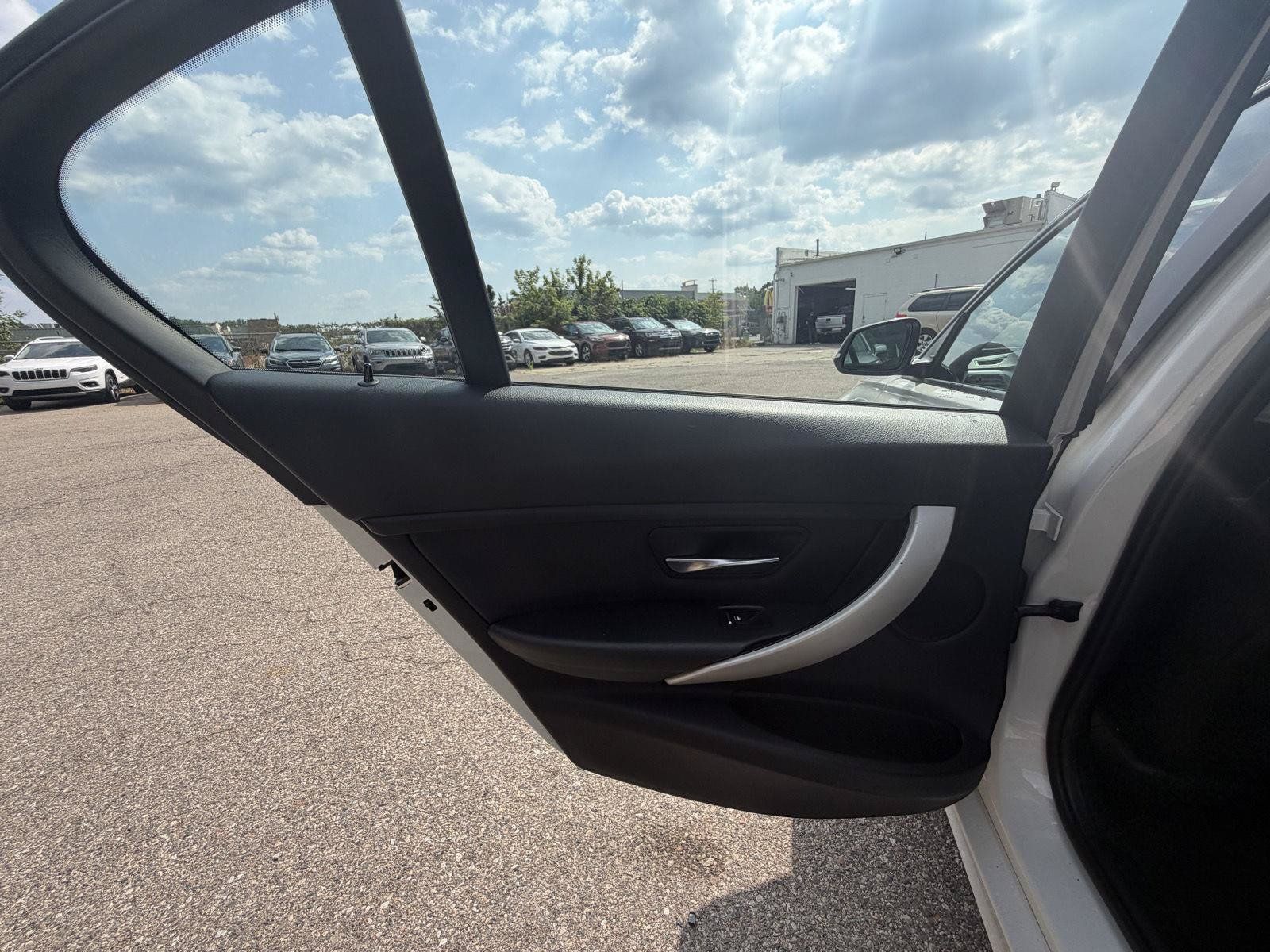 Used 2018 BMW 320i xDrive Sedan AWD/4WD image 17