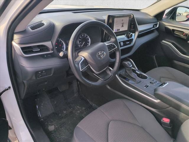 Used 2025 Toyota Highlander LE FWD image 10