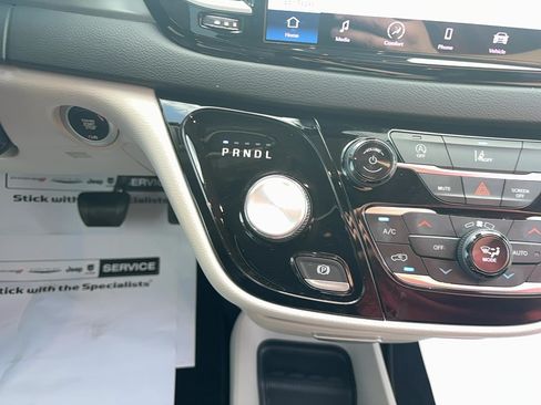 Used 2022 Chrysler Pacifica Touring-L FWD image 19