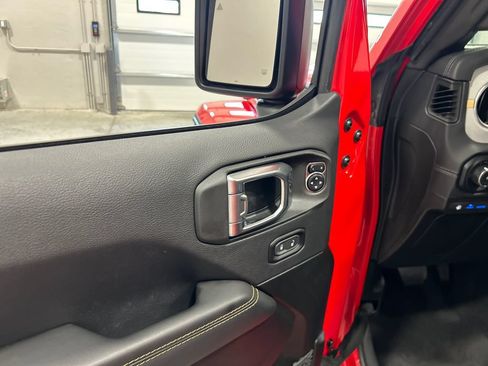 Used 2025 Jeep Wrangler Unlimited Sahara w/ Safety Group AWD/4WD image 14