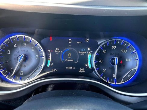 Used 2023 Chrysler Pacifica Touring-L FWD image 13