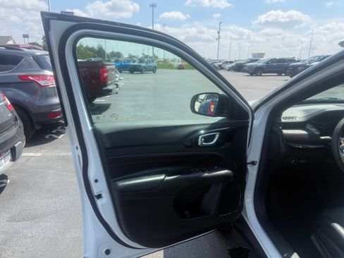 Used 2025 Jeep Compass Trailhawk AWD/4WD image 17