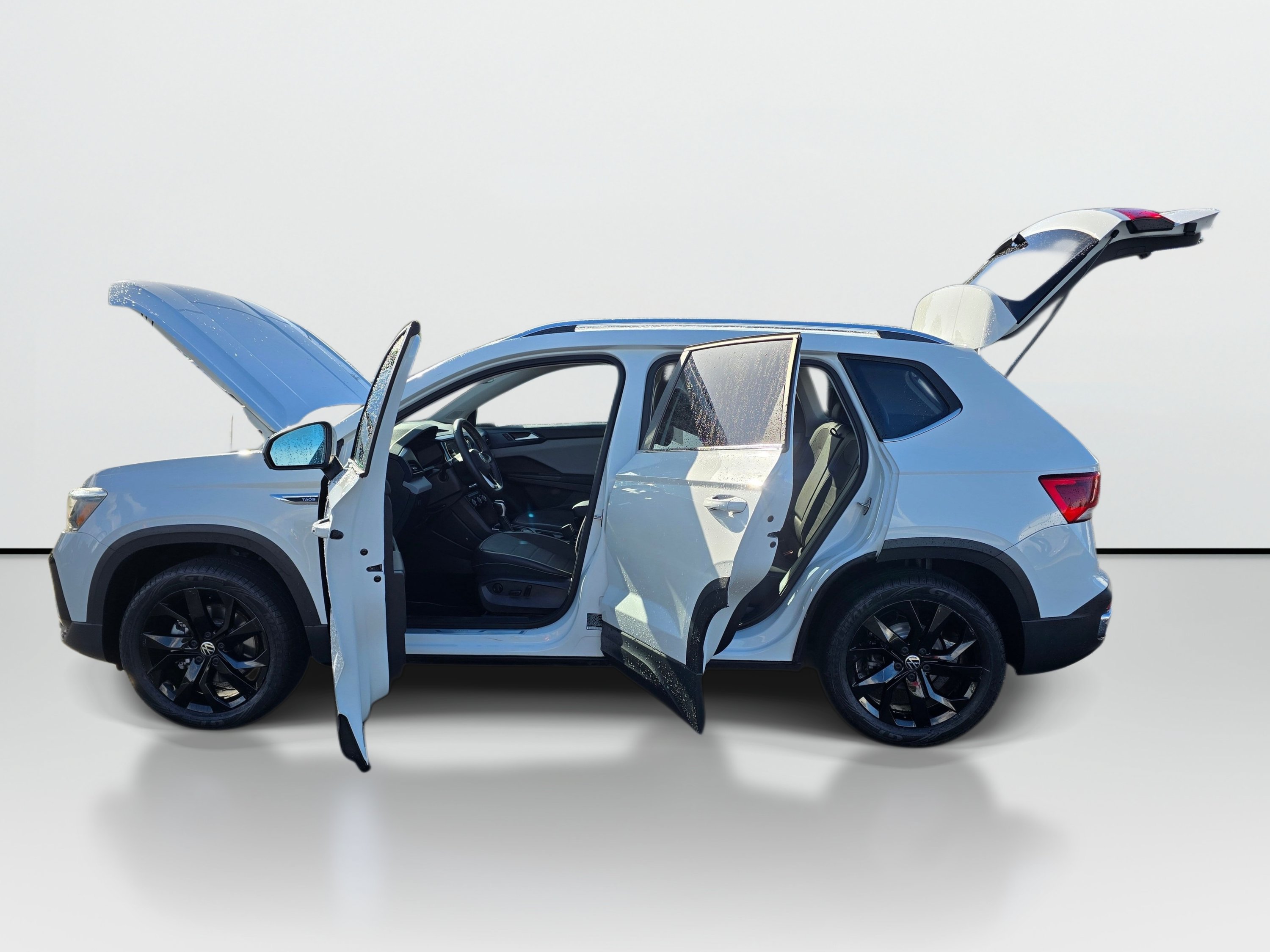 Used 2023 Volkswagen Taos SE w/ Panoramic Sunroof Package AWD/4WD image 9
