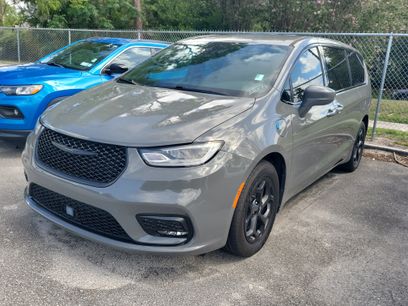 Used 2022 Chrysler Pacifica Touring-L w/ S Appearance Package