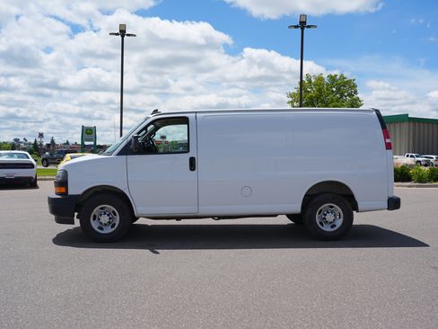 Used 2018 Chevrolet Express 2500 RWD image 6
