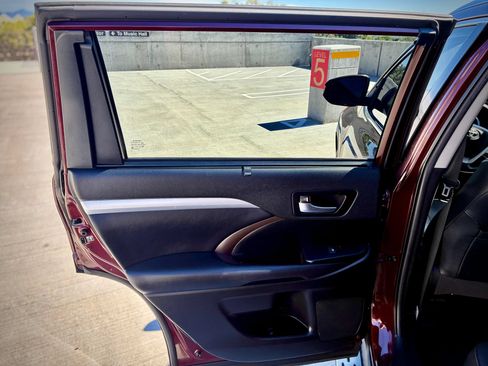 Used 2019 Toyota Highlander XLE FWD image 23