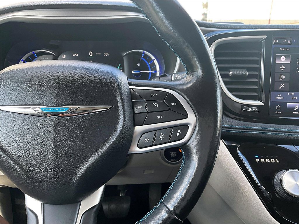 Used 2021 Chrysler Pacifica Touring-L w/ Uconnect Theater Family Group FWD image 15