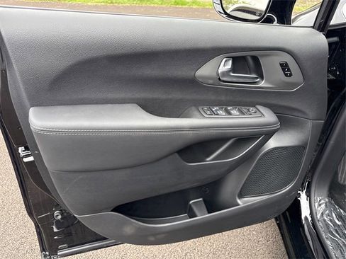 New 2026 Chrysler Pacifica Select image 12