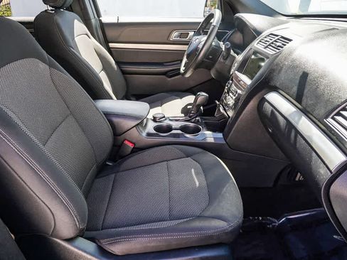 Used 2018 Ford Explorer XLT w/ Equipment Group 201A AWD/4WD image 18