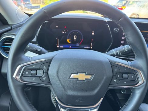 Used 2025 Chevrolet Trax LT w/ LT Convenience Package FWD image 34
