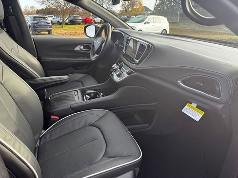 New 2026 Chrysler Pacifica Limited FWD image 15